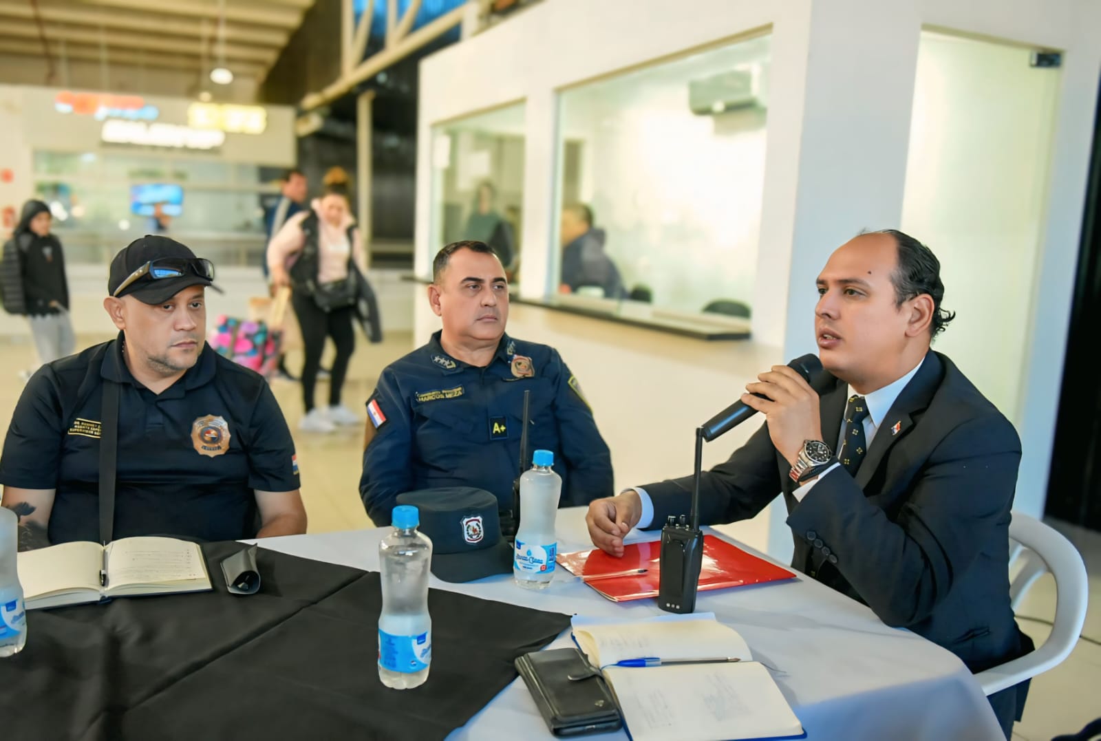 Autoridades reunidas en la estación
