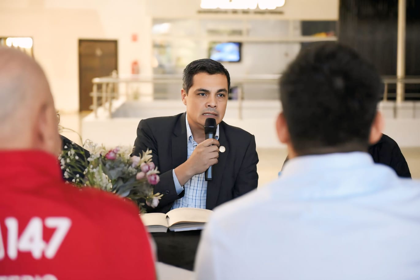 Autoridades planificando acciones sociales
