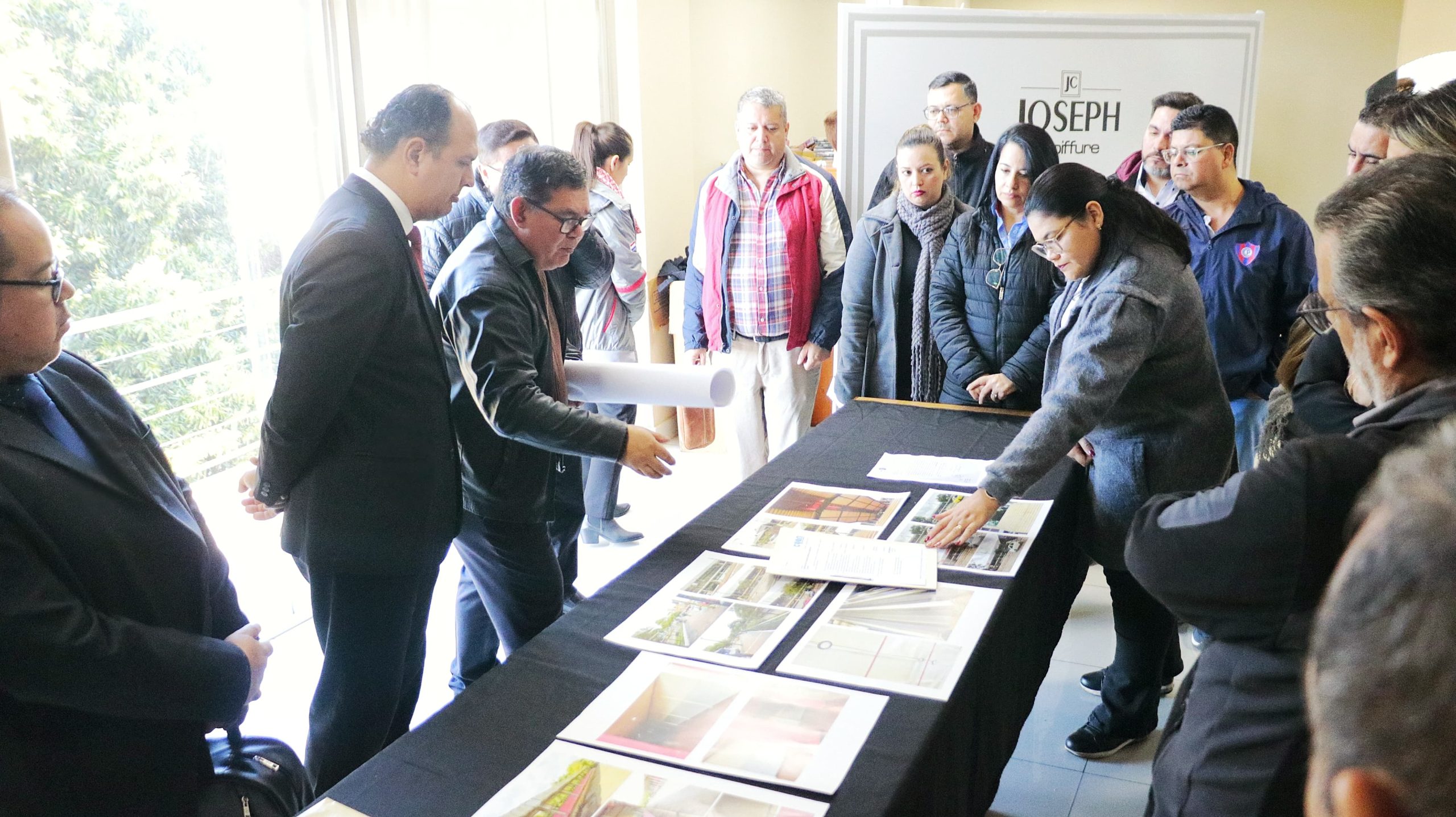 Autoridades y empresarios de transporte reunidos