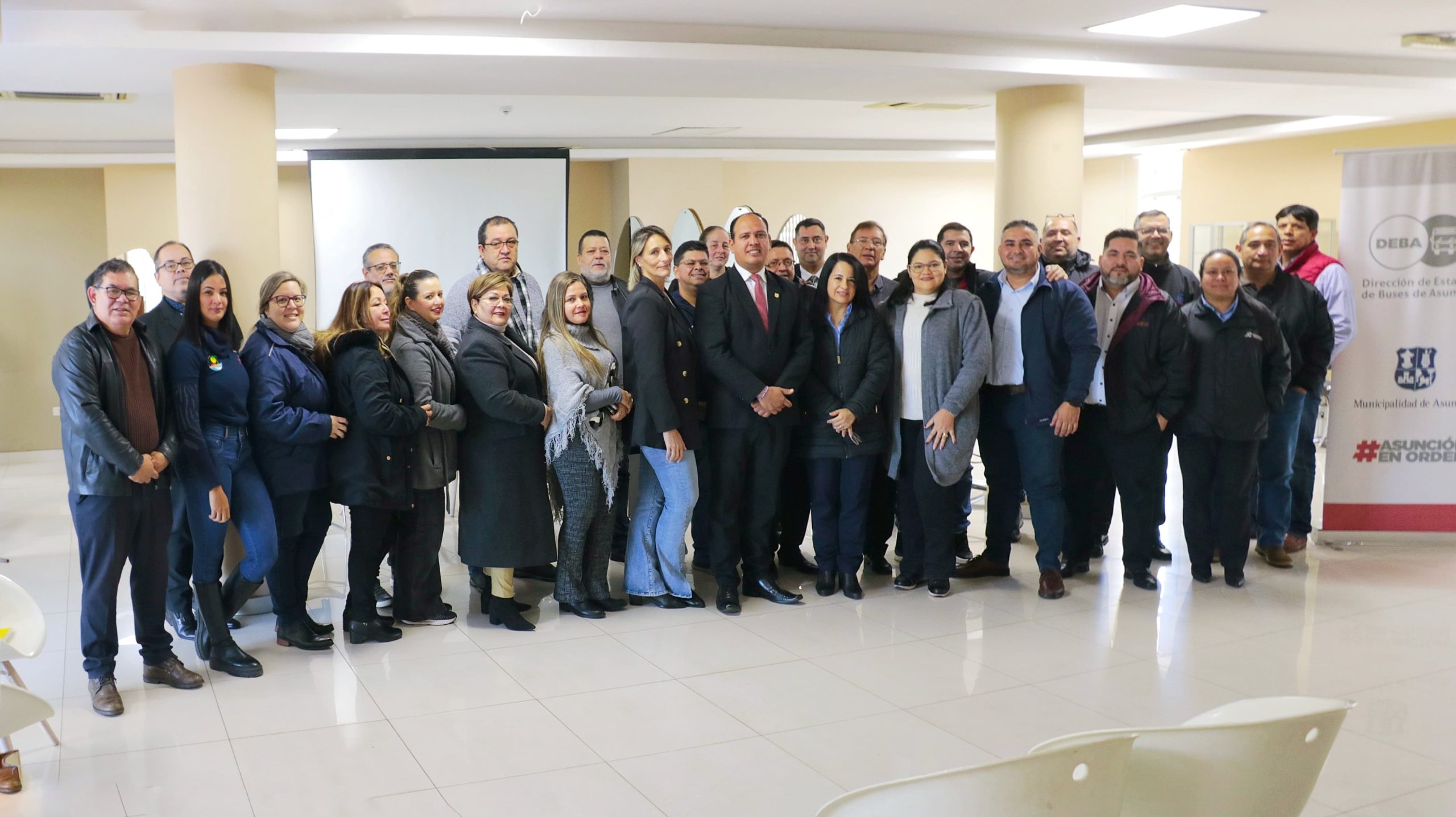 Foto grupal de cierre de la reunión