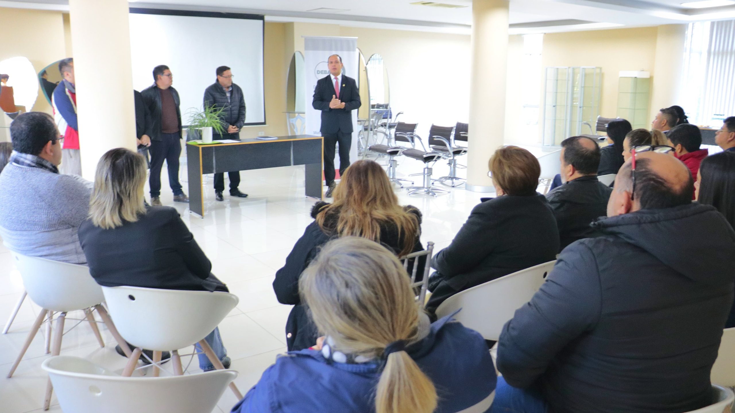 Representantes de empresas debatiendo temas clave