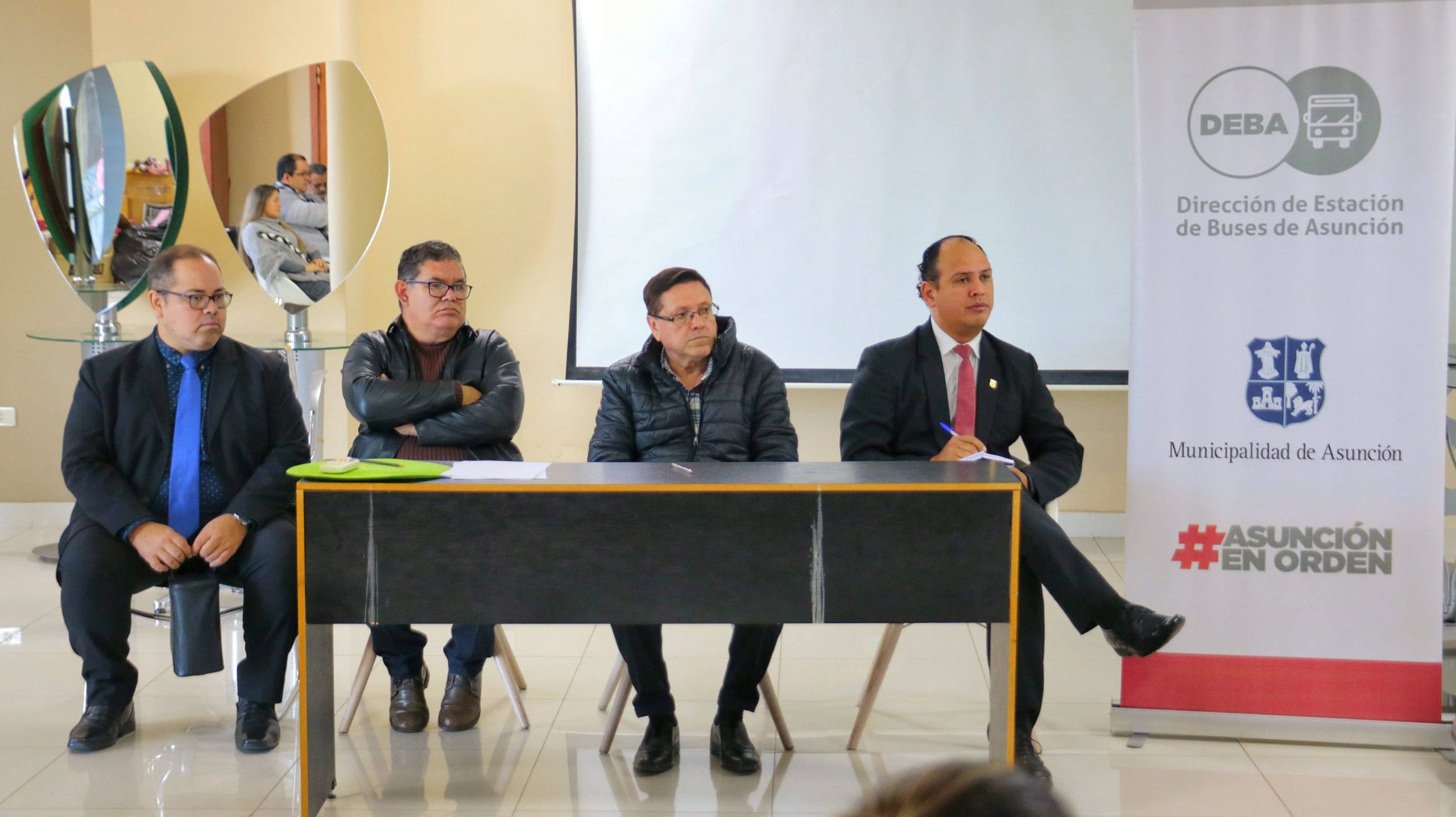 Inicio de la reunión con empresas de transporte