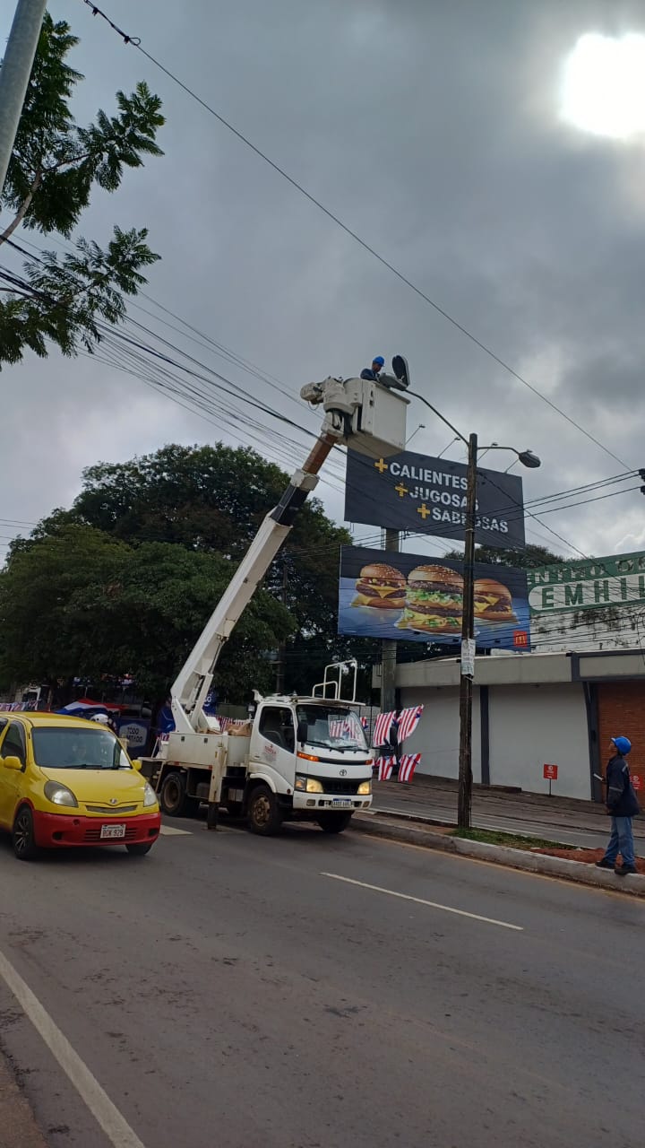 Técnicos trabajando zona externa