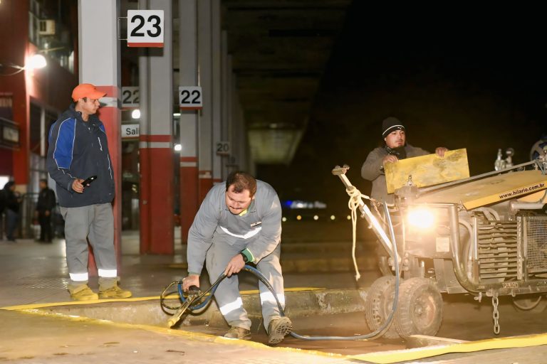 Trabajos de señalización en la zona de plataformas avanzan con el apoyo de la Dirección de Vialidad