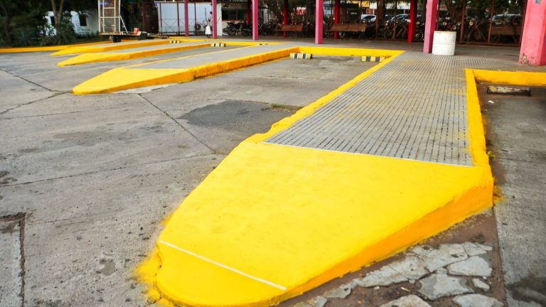 Mejoramos la seguridad vial: avanzan los trabajos de pintura de señalización en la Estación de Buses
